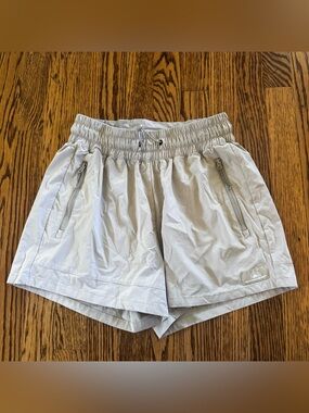 Bearded Goat Women's Alpina Shorts Size Small Khaki Jogging Hiking Utility EUC